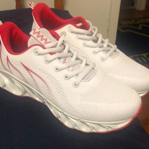 Men’s sneakers size 7 1/2 (new)